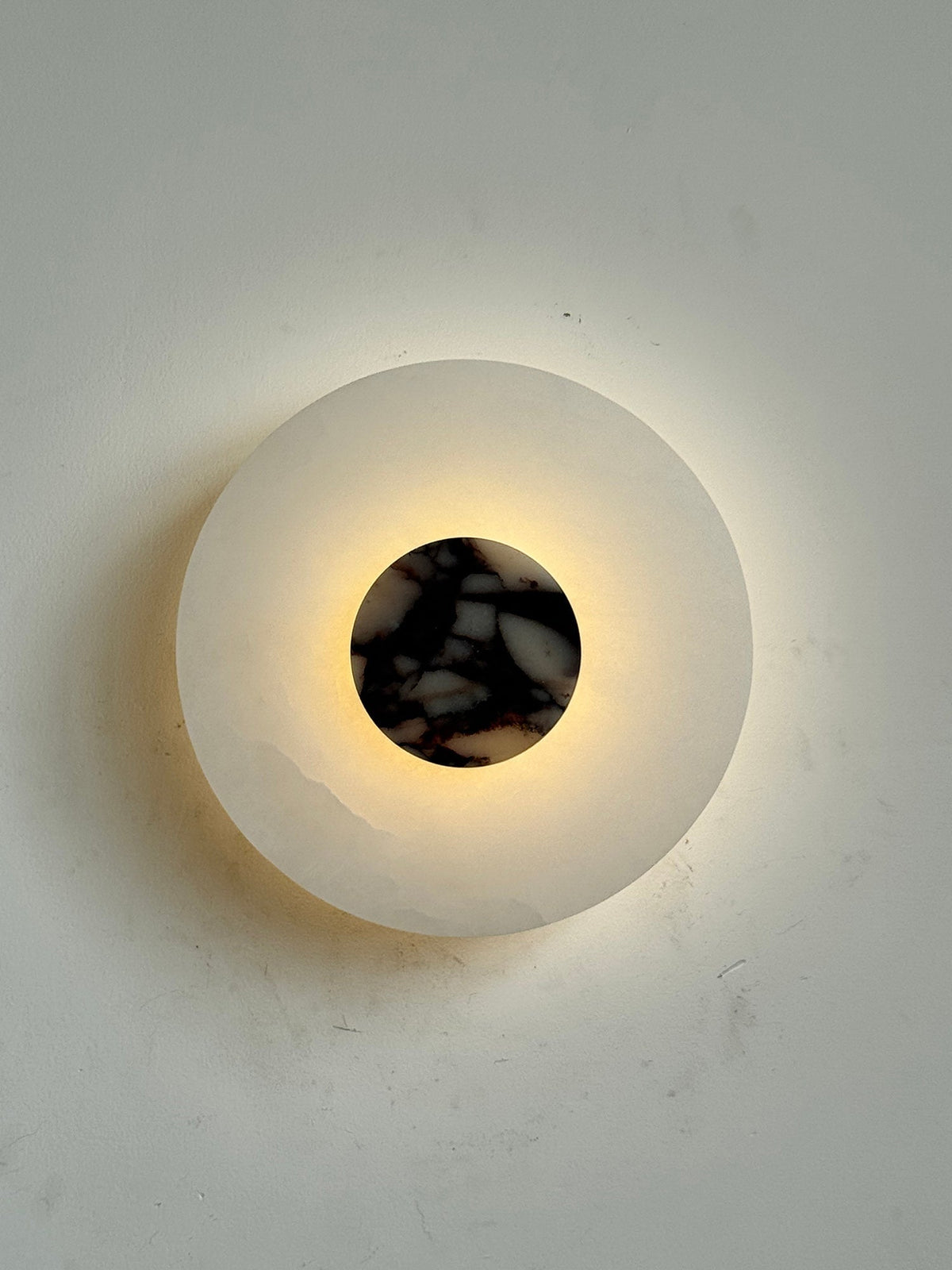 Rauduvyi Alabaster Wall Lamp