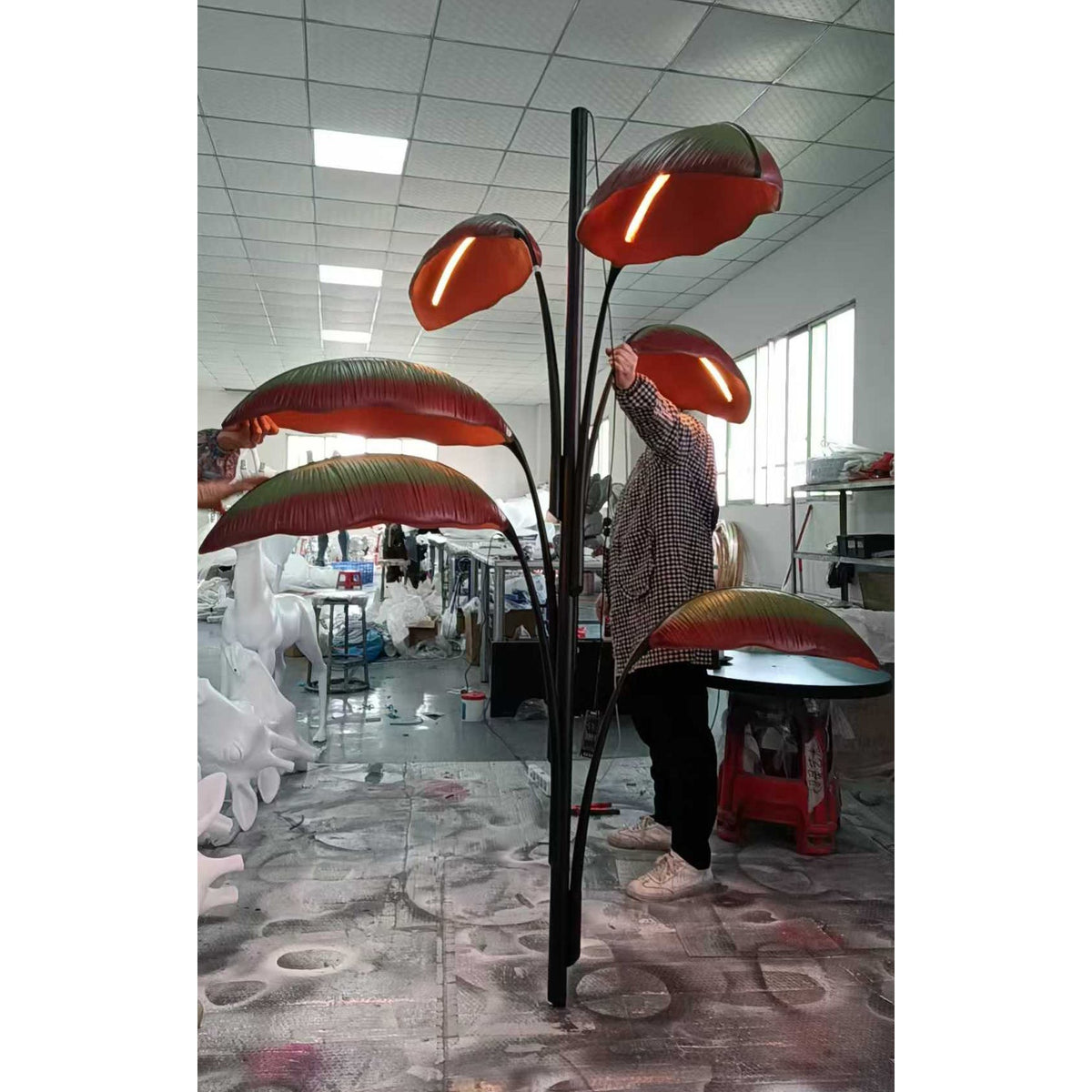 Rauduvyu Leaf Black Chandelier