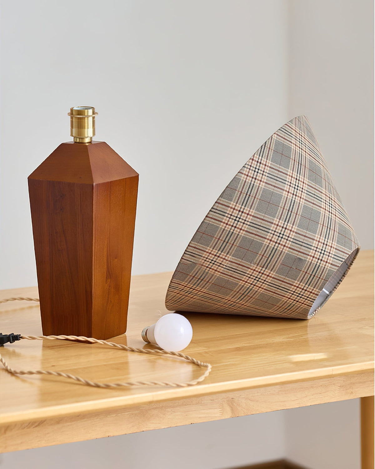 Reniniella Table Lamp