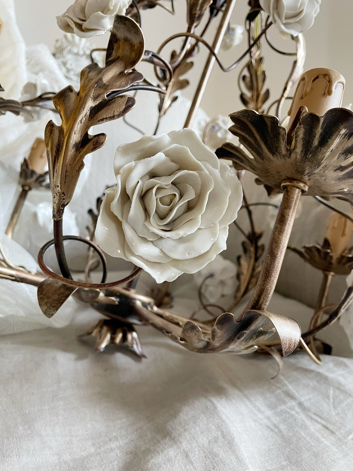 Araeyra Postmodern Luxury Rose Ceramic Chandelier