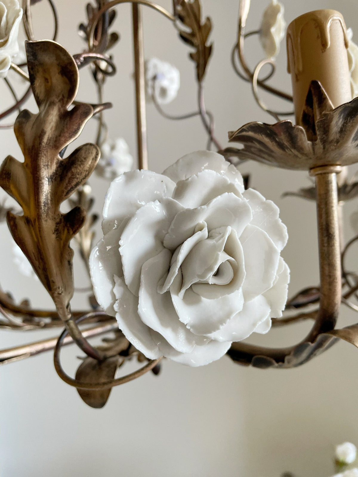 Araeyra Postmodern Luxury Rose Ceramic Chandelier