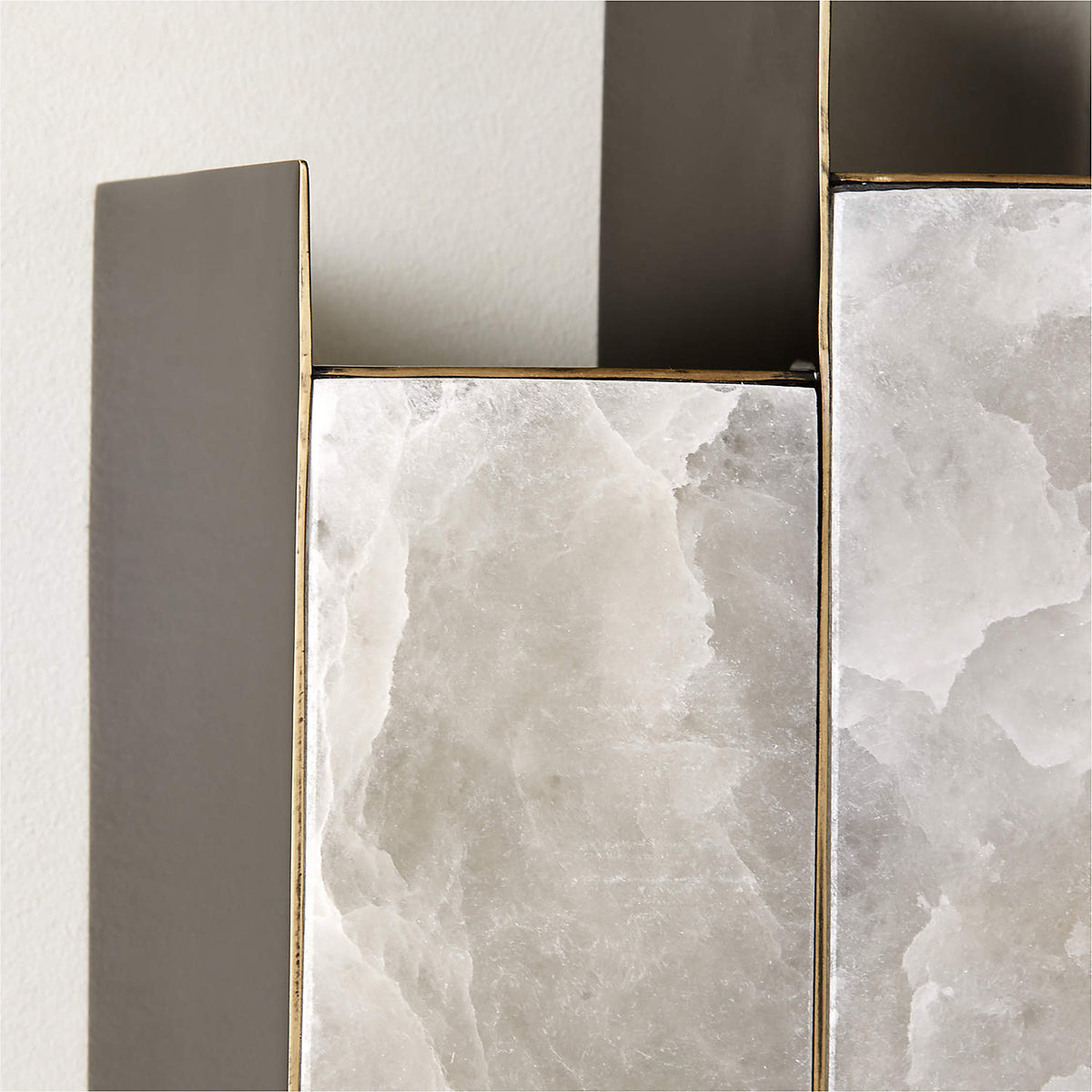 Vavynor Brass Alabaster Wall Lamp