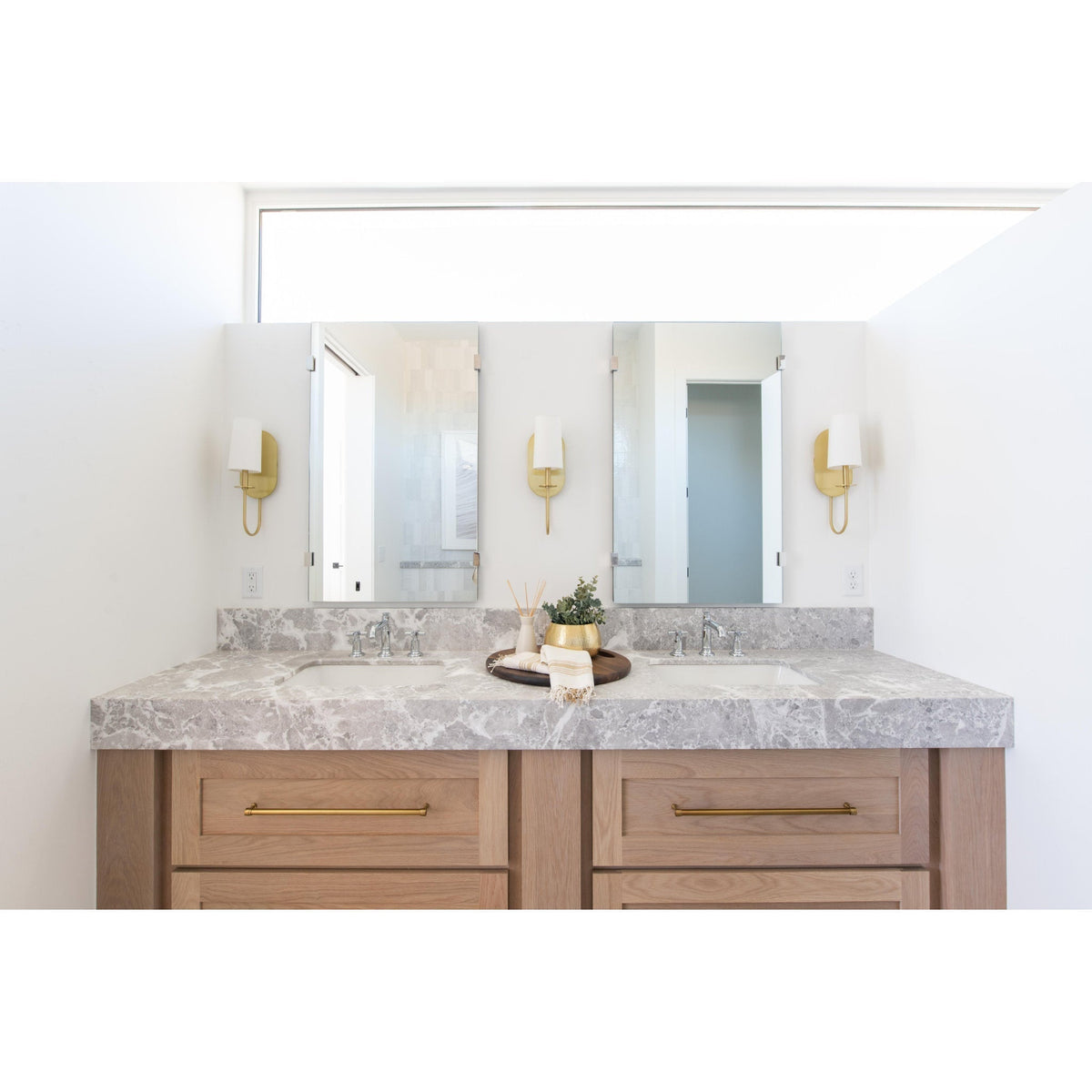 Voloraris Elegance Brass Fabric Wall Lamp