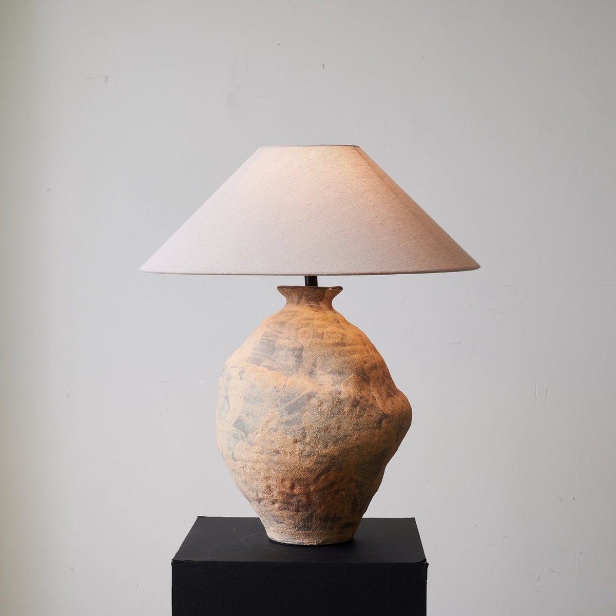 Duna Sculpted Clay Table Lamp
