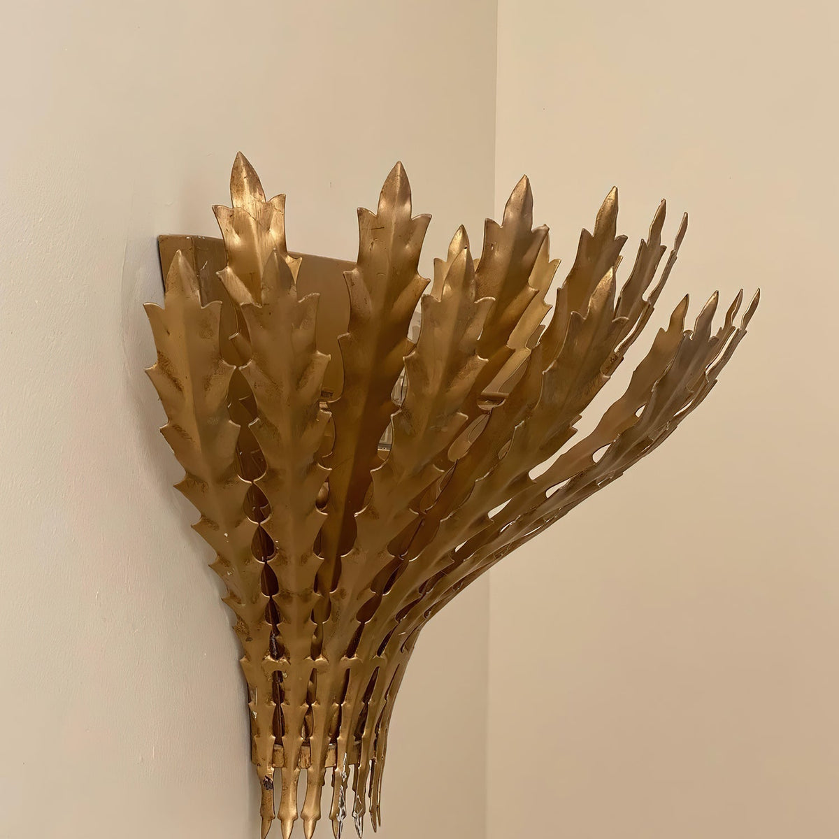Wall Light Handmade Leaf Motif Metal Body Elegant Sconce